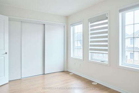 Condo Townhouse For Lease | E8139842 - Photo 2