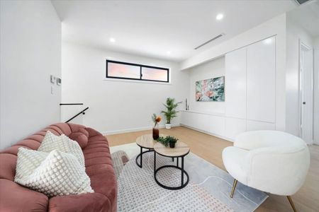 Immaculate Five-Bedroom Double-Storey Masterpiece - Photo 4