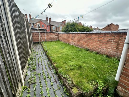 Available NOW FULLY REFURBISHED - Rent Amount: £850per month - Deposit / Bond: £850 - 3 Bedrooms, living room, dining room, fitted kitchen - 1 Bathrooms - Property comes un-furnished - Minimum tenancy term is 6 months - Family Friendly - Bills NOT Included WE DON’T CHARGE ADMIN FEES! - Photo 1