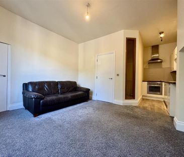 1 bedroom character property to rent - Photo 2
