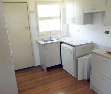 Bright airy 2 bedroom unit - 1 block from hospital! - Photo 1