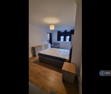 1 bedroom in a flat share to rent - Photo 3