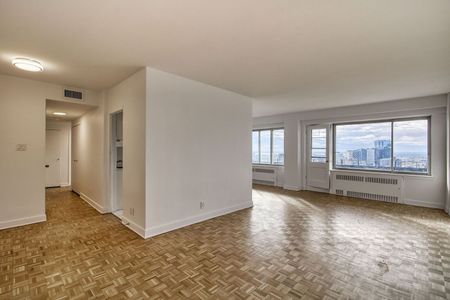 3555 Cote-des-Neiges Road, Montréal, QC - Photo 3