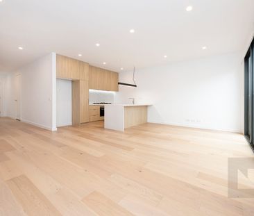 Elegant & Modern Home - Photo 3