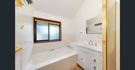 Family Home – Walk to School - Photo 5