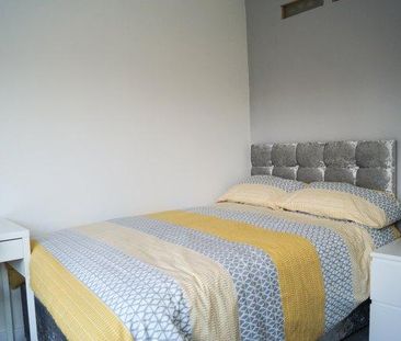 3 bedroom flat to rent - Photo 4