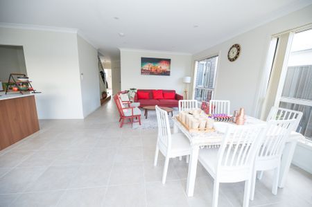 LARGE MODERN FIVE BEDROOM HOME! - Photo 4