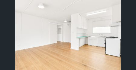 Spacious 5-bedroom, 2-bathroom home in the heart of Reservoir flexible dual-living layout! - Photo 2