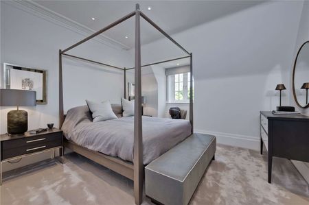 Luxurious penthouse apartment set in a gated development in a prestigious private road. - Photo 4