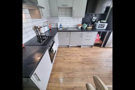 Room in a Shared Flat, Huntly Road, L6 - Photo 4
