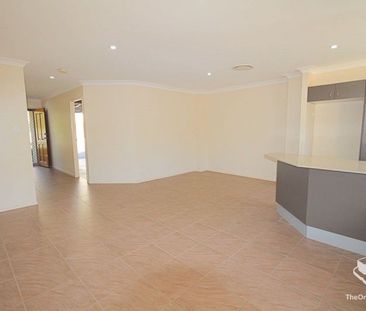 Ducted AC 3 bedroom townhouse - Photo 4