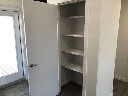 Kensington - 3 Bedroom/2.5 Bathroom - Upper Unit - 231 McArthur Cres - Photo 3