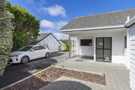 Modern, Sunny 2-Bedroom Townhouse - Photo 5