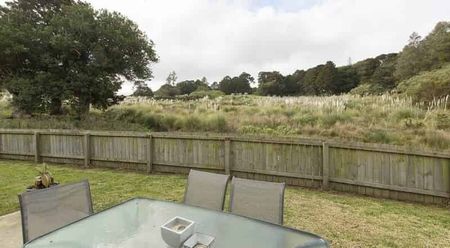 Ready to move in, lovely large home - Photo 2