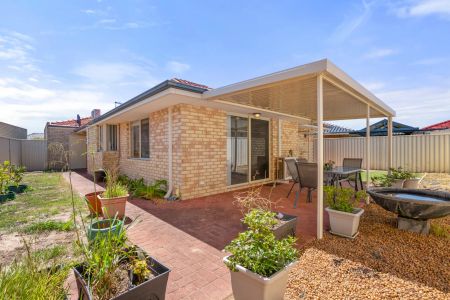 Modern, low-maintenance villa just minutes from the coast. - Photo 3