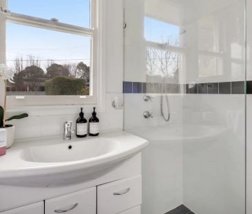 Charming Three-Bedroom Cottage in Quiet Narrabundah Street - Photo 6