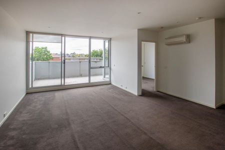 Stylish 2-Bedroom Apartment in Prime St Kilda Location - Photo 2