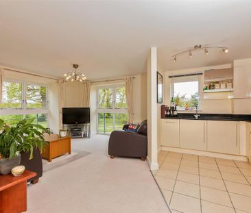 2 bedroom flat to rent - Photo 2