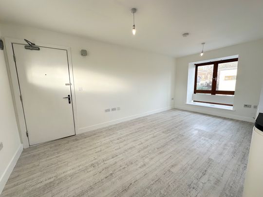 Great Mead, Chippenham - Photo 1