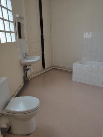 A LOUER ANGERS CENTRE VILLE - T2 SITUE 7 RUE PARCHEMINERIE ... - Photo 2