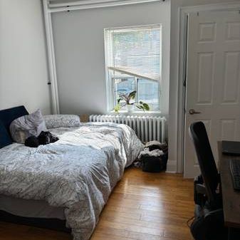 Lovely 2 bedroom in walk up building for rent Sherwood Park, Toronto - Photo 1