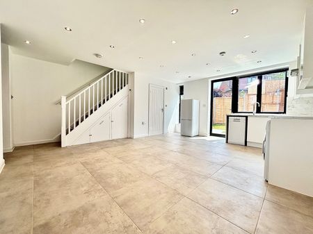 Winslow Grove, Chingford E4, London - Photo 3