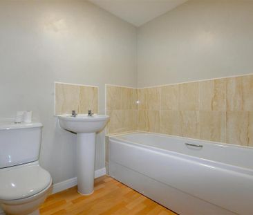 3 bedroom end of terrace house to rent - Photo 1