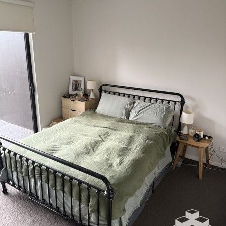 Highgate Hill $800 - Photo 1