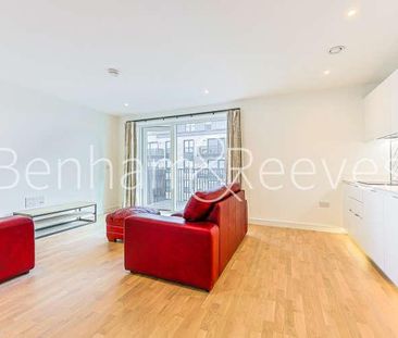 Sibley House, Greenleaf Walk, UB1 - Photo 2