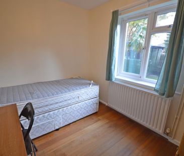 4 bedroom end of terrace house to rent - Photo 4