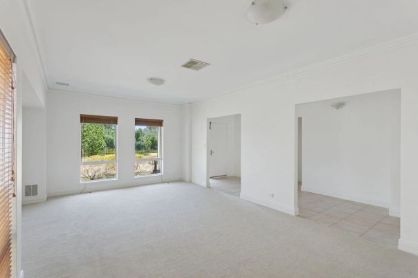 Stunning 4 Bedroom 2 Bathroom Family Home - Photo 1