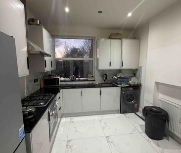 4 Bedroom Semidetached House to let Harrow HA2 6DG - Photo 6