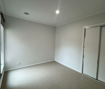 10 Buttercup Crescent, Armstrong Creek VIC 3217 - House For Rent | ... - Photo 2