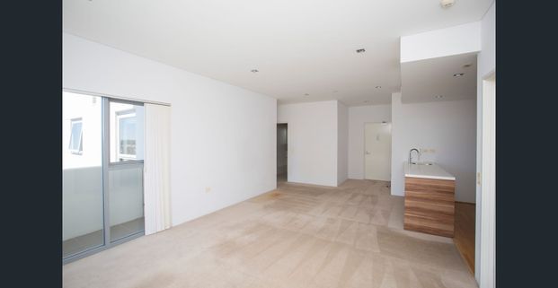 Sky-High Sophistication: Luxury 18th Floor Living with Breathtaking Views - Photo 1