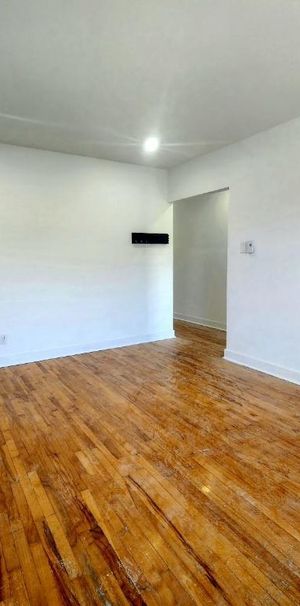 **Because You Deserve Renovated 4 1/2 TOP FLOOR, Ville Emard, Monk ** - Photo 1