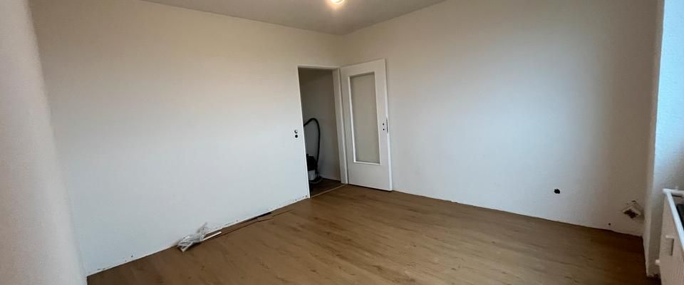 Frisch renovierte 4-Zi.-Wohnung mit 2 Loggias in Bützfleth - Photo 1
