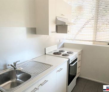 Delightful One Bedroom Apartment in the Heart of Essendon - Photo 2