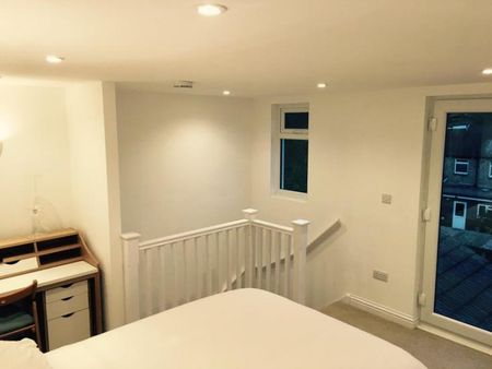 Stunning Loft conversion double room w/ ensuite w/bath, WiFi, Smart TV and walk-in wardrobe (Mon-Fri Let only) - Photo 3