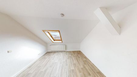 Schöne Dachgeschosswohnung mit Einbauküche - Photo 3