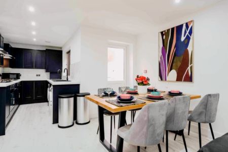 6 Beds 5 Baths - Photo 2