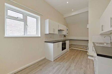 A unique and generously proportioned apartment, ideally located in Henley-on-Thames, with a spacious bonus room. - Photo 3