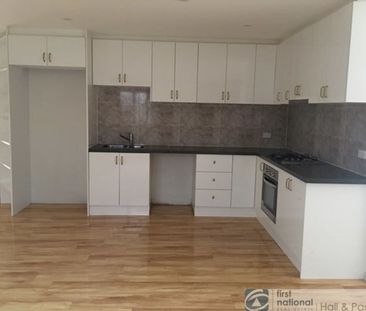 Modern 2 Bedroom - Photo 3