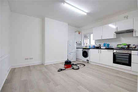 4 bedroom flat to rent - Photo 3