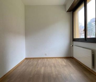 Bel appartement partiellement rénové de 4.5 pièces situé au rez-de-... - Photo 2