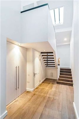 Contemporary two bedroom house located in Clapham Old Town. - Photo 1