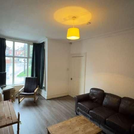 Knowle Avenue, Burley, Leeds, LS4 - Photo 1