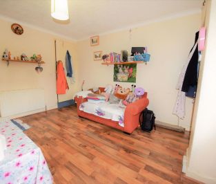 2 bedroom House in Manor Avenue, Leeds - Photo 5