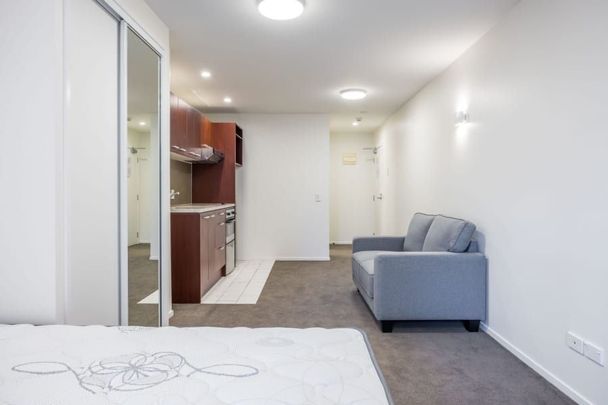 Cosy Furnished Studio with Sky Tower Views - Photo 1