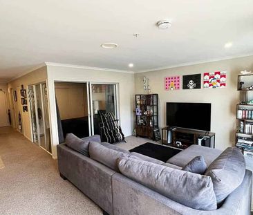 City convenience with quiet comfort - Photo 1