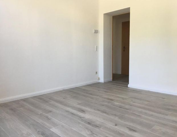 Schön, hell, renoviert und modern! Zentrale und verkehrsgünstige Lage! - Photo 1